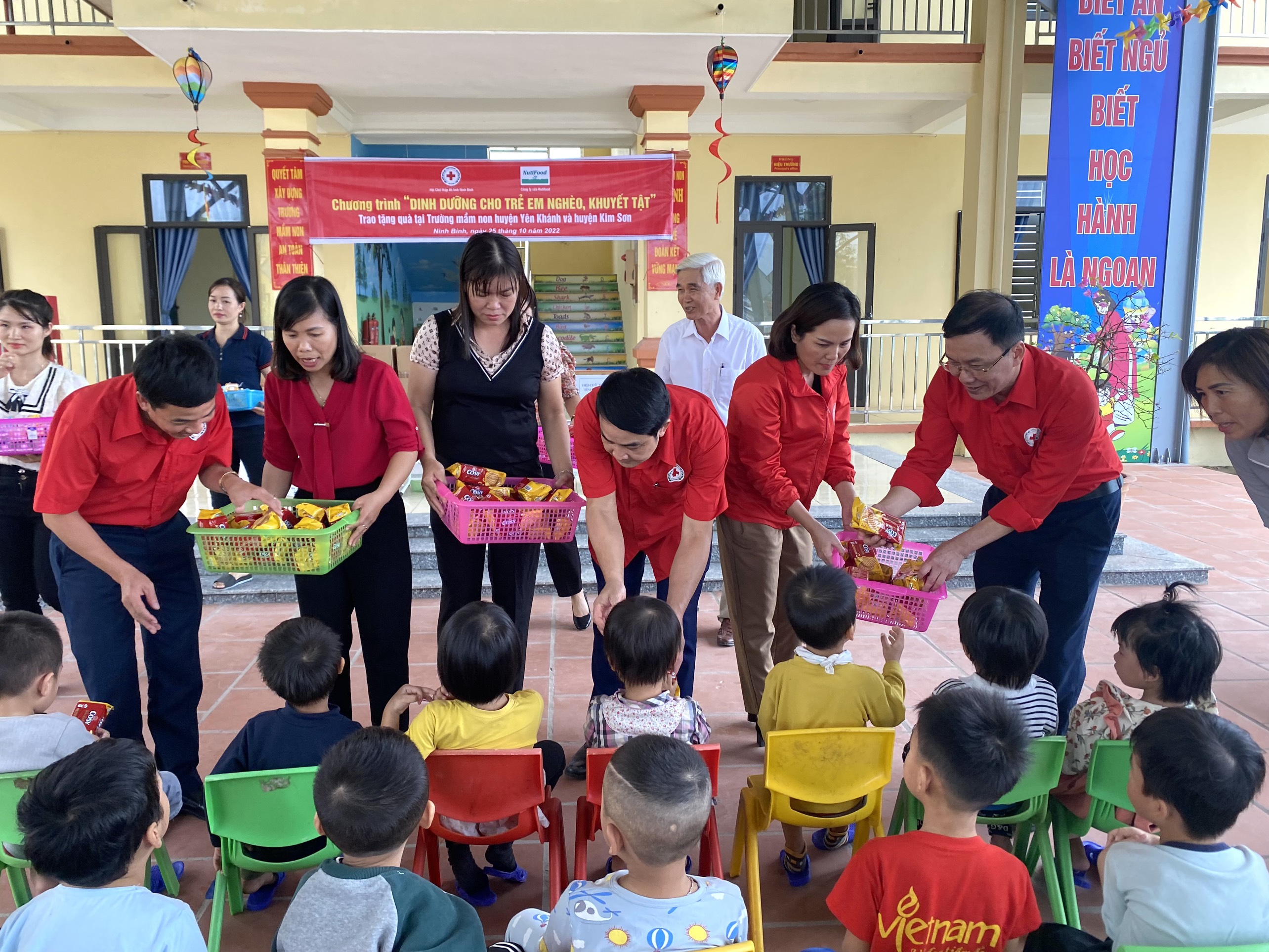 Ninh Bình: Tặng quà cho các em học sinh mầm non tại huyện Kim Sơn và Yên Khánh