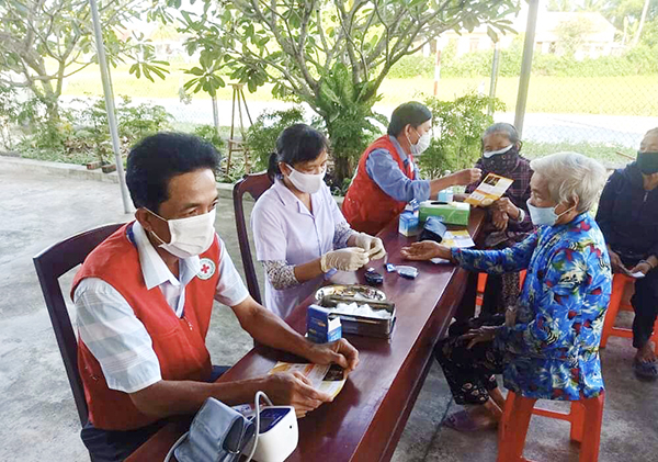 Khánh Hòa: Khám bệnh, cấp thuốc miễn phí và trao tặng quà cho người cao tuổi