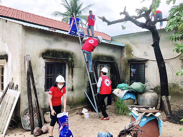 Hội Chữ thập đỏ tỉnh Quảng Nam giúp người dân ứng phó với bão Noru