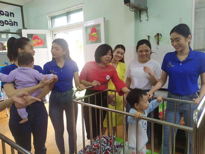 Đà Nẵng: Ban tổ chức MISS PEACE Việt Nam thăm, tặng quà trẻ mồ côi
