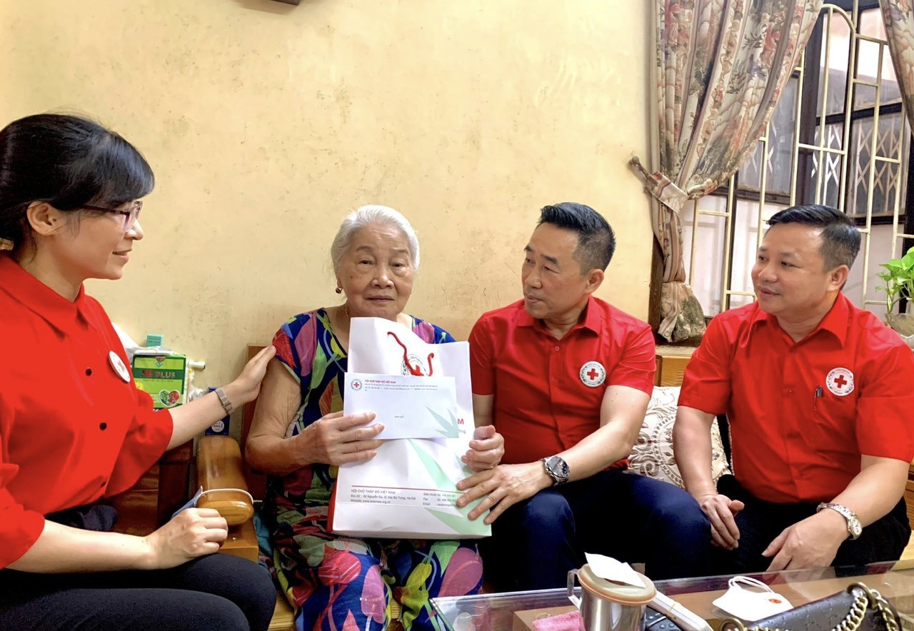 Trung ương Hội Chữ thập đỏ Việt Nam thăm, tặng quà tri ân nhân Ngày Thương binh - Liệt sỹ