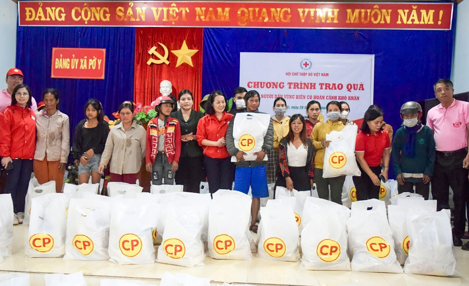 Hội Chữ thập đỏ Việt Nam trao quà cho người dân khó khăn vùng biên giới