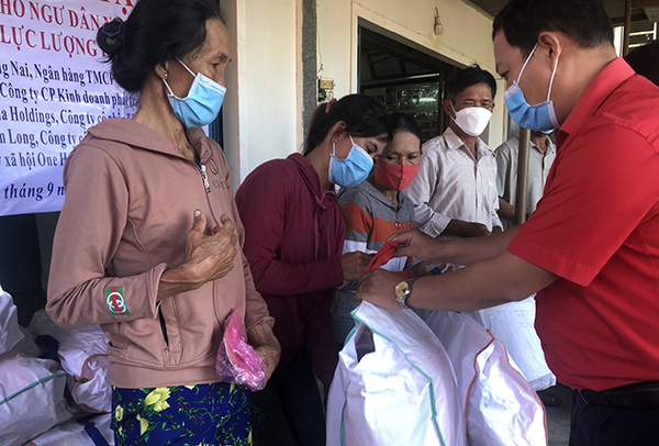 Quảng Ngãi: Trao tặng 300 bộ áo phao cứu sinh đa năng cho ngư dân