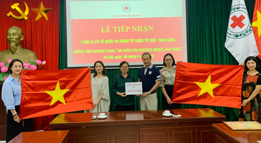 Hội Chữ thập đỏ Việt Nam tiếp nhận 1.000 lá cờ Tổ quốc