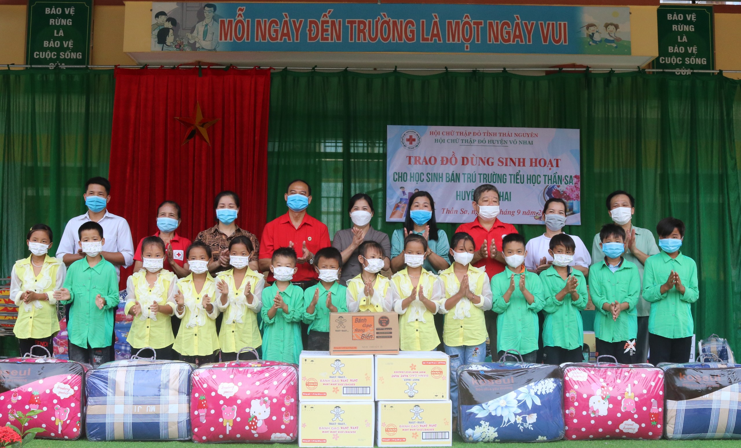 Thái Nguyên: Tặng đồ dùng sinh hoạt cho học sinh bán trú Trường Tiểu học Thần Sa