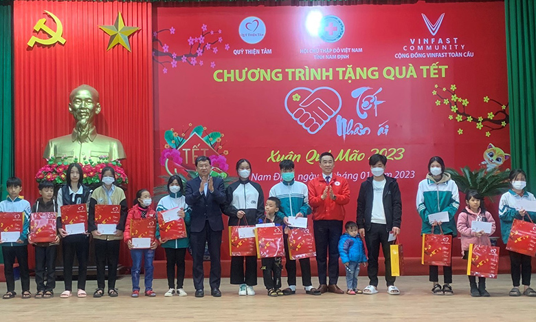 Nam Định: Tặng 1.000 suất quà Tết cho người nghèo