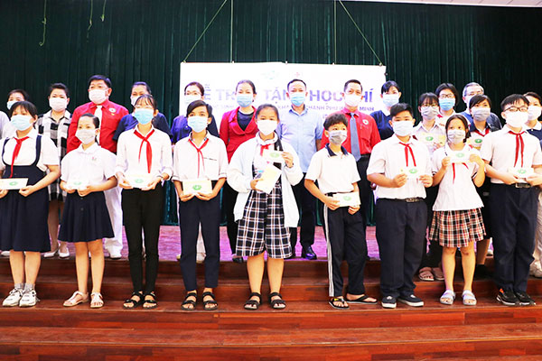 TP Hồ Chí Minh: Hơn 1,2 tỷ đồng trao tặng cho các học sinh, sinh viên có hoàn cảnh khó khăn 