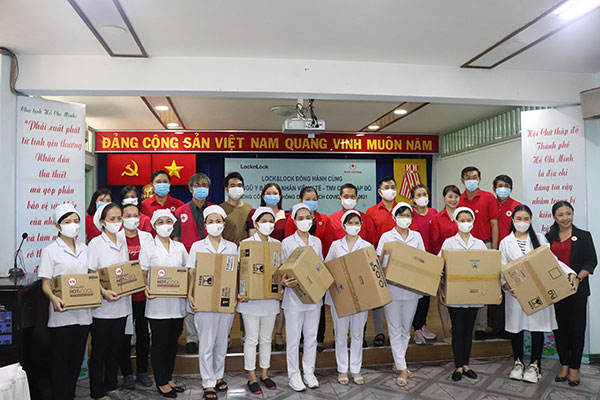 TP Hồ Chí Minh: Tặng quà y bác sĩ, tình nguyện viên Chữ thập đỏ tham gia phòng chống dịch bệnh Covid – 19