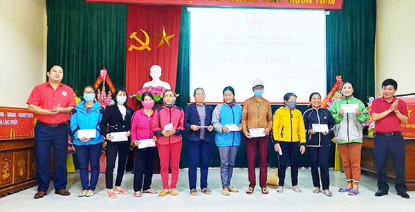 Điện Biên: Thăm, tặng quà các hộ gia đình khó khăn, bị ảnh hưởng thiên tai tại Quảng Bình