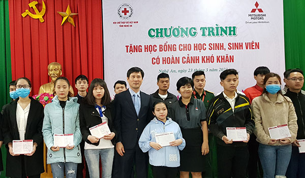 Nghệ An: Công ty TNHH ô tô Mitsubishi Motors Việt Nam trao học bổng cho các em học sinh, sinh viên