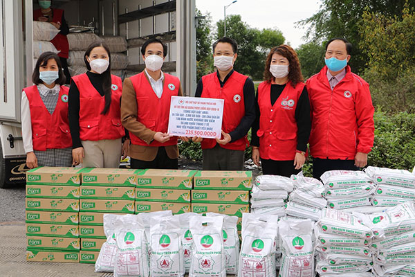 Hà Nội: Hỗ trợ Hải Dương 50.000 khẩu trang y tế, 4 tấn gạo và nhu yếu phẩm thiết yếu 