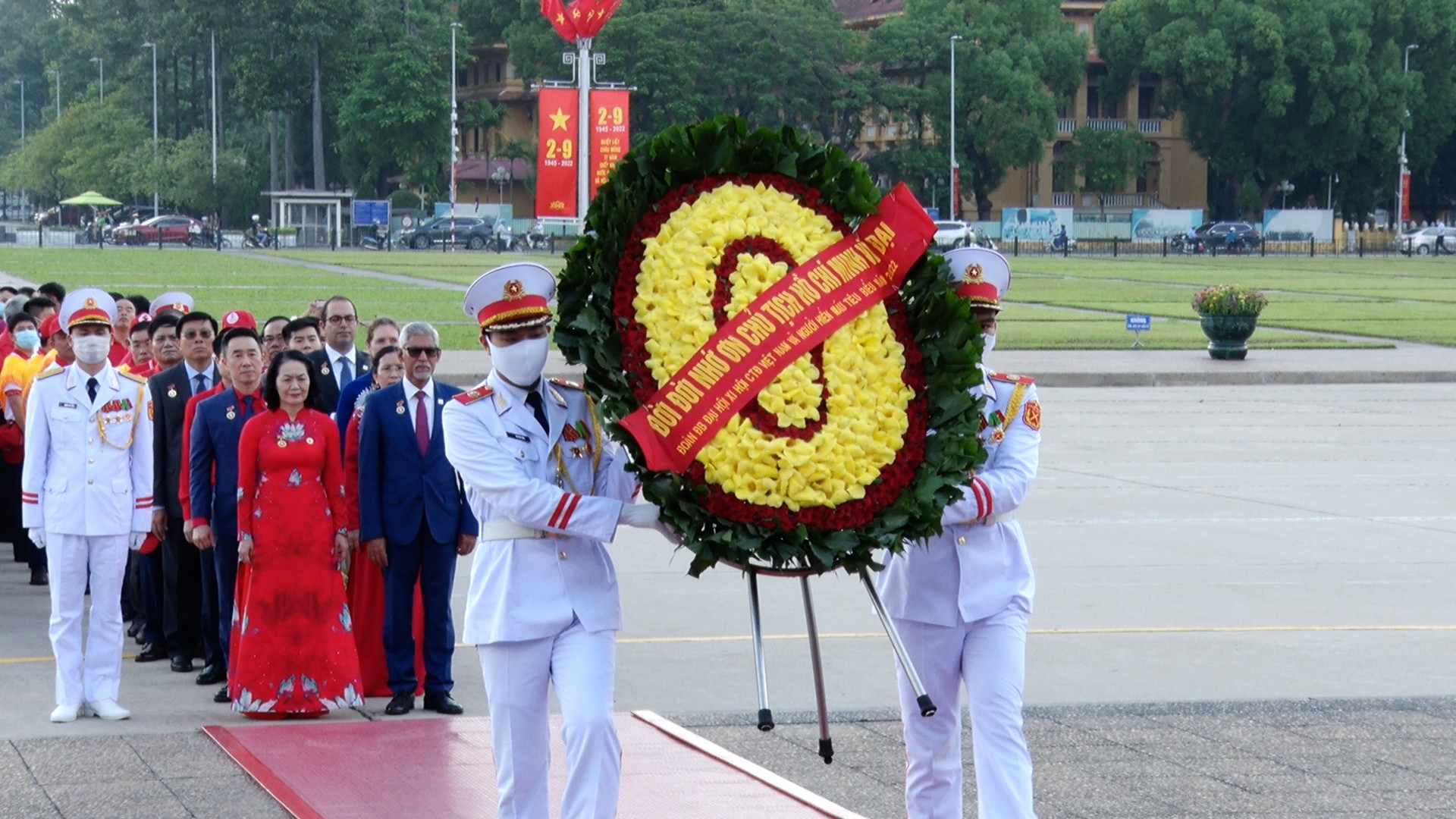 Đoàn đại biểu Đại hội XI Hội Chữ thập đỏ Việt Nam vào Lăng viếng Chủ tịch Hồ Chí Minh