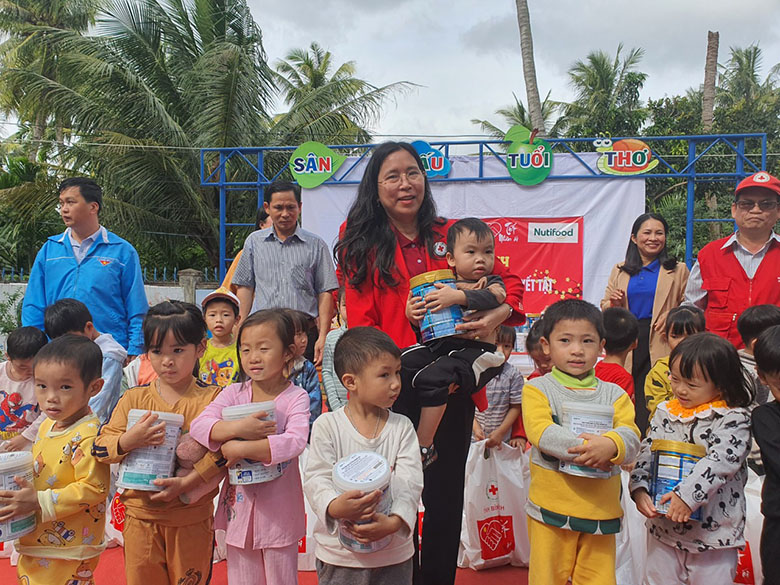 Hội Chữ thập đỏ Việt Nam tặng quà, bàn giao nhà Chữ thập đỏ cho ngư dân nghèo ở Bình Định