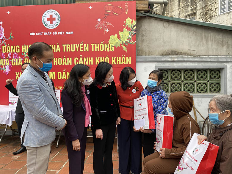Lãnh đạo Trung ương Hội Chữ thập đỏ Việt Nam tặng quà các hoàn cảnh khó khăn bởi dịch bệnh tại đình Thanh Ấm
