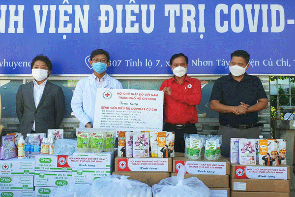 Hội Chữ thập đỏ Thành phố Hồ Chí Minh trao quà hỗ trợ Bệnh viện điều trị COVID-19 Củ Chi