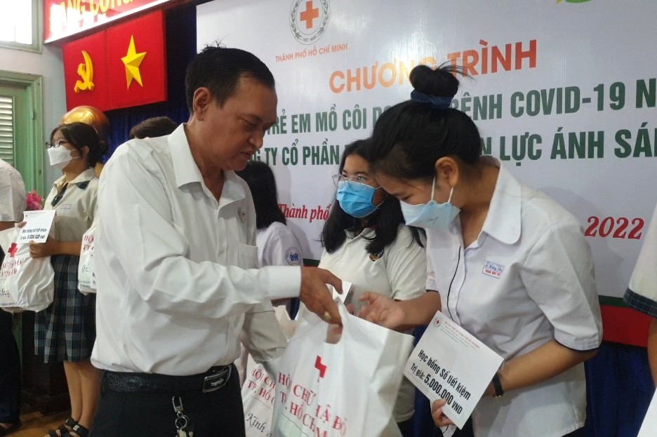 TP. Hồ Chí Minh: Tặng học bổng hỗ trợ trẻ em mồ côi do dịch bệnh Covid-19