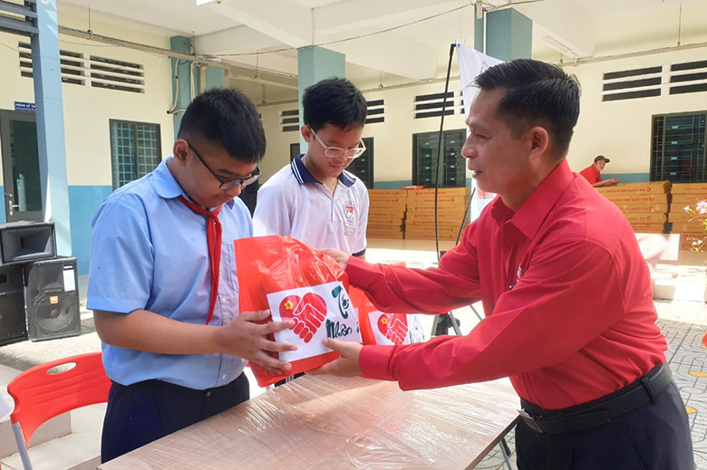 TP.Hồ Chí Minh: Chương trình “Cùng em đến trường” hỗ trợ góc học tập cho học sinh hiếu học vượt khó