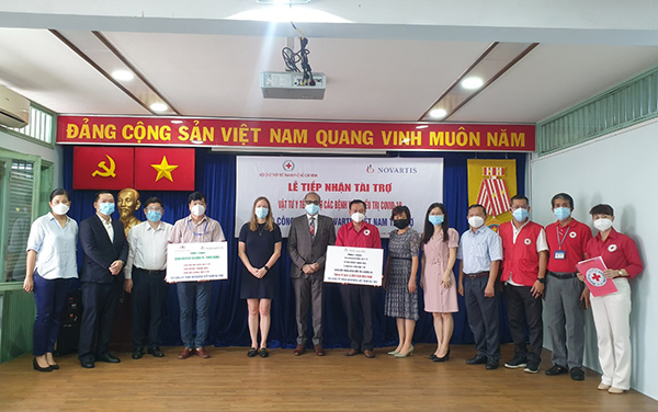 TP.Hồ Chí Minh: Trao tặng vật tư y tế đến các bệnh viện điều trị Covid-19