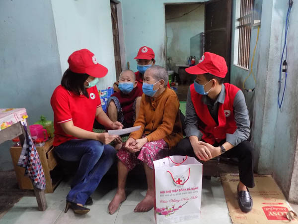 Đà Nẵng: Sơn sửa chữa nhà và trao quà Tết cho người khó khăn