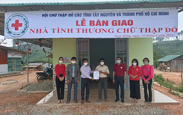 Lâm Đồng: Bàn giao nhà tình thương Chữ thập đỏ cho hộ khó khăn