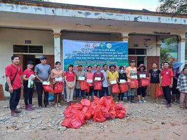 Hội Chữ thập đỏ thị xã Hoài Nhơn hỗ trợ người dân vùng lũ huyện Kỳ Sơn