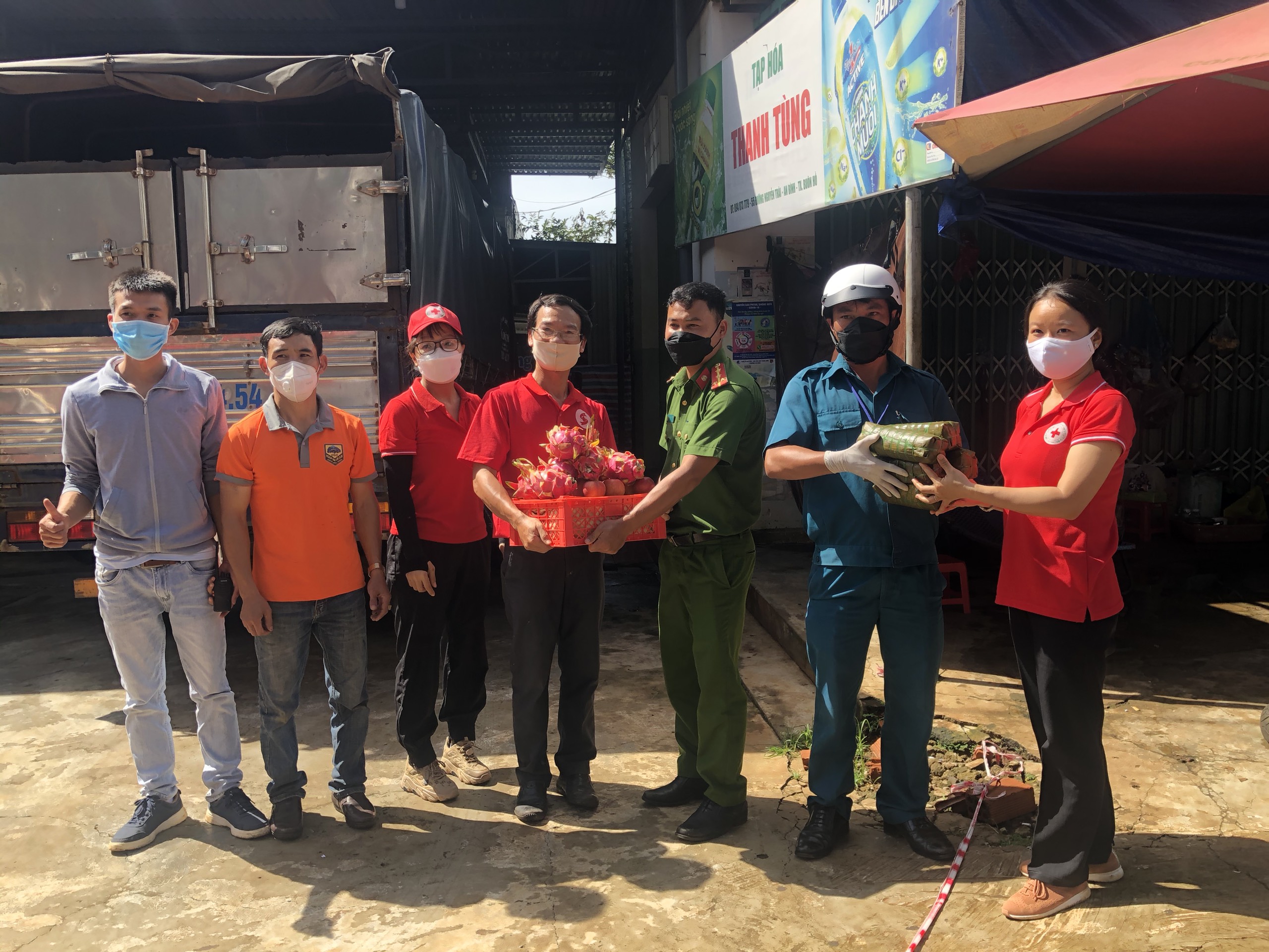 Đắk Lắk: Chuyến xe yêu thương hỗ trợ hàng hóa thiết yếu cho người dân vùng dịch thị xã Buôn Hồ