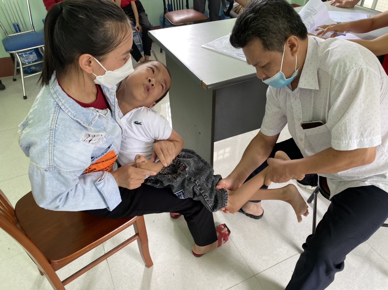 Gia Lai: Khám sàng lọc cho gần 500 trẻ em và người khuyết tật hệ vận động
