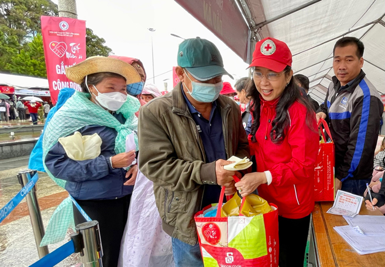Lâm Đồng: Hội chợ Tết Nhân ái tặng 1.000 suất quà tổng trị giá 1,2 tỷ đồng