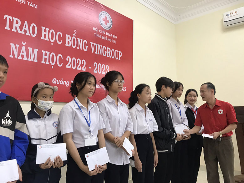Quảng Trị: Trao 238 suất học bổng Vingroup cho học sinh khó khăn học giỏi