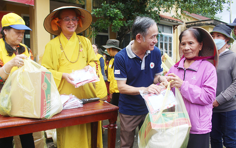 Quảng Trị: Trao quà hỗ trợ cho người dân bị ảnh hưởng do mưa lũ