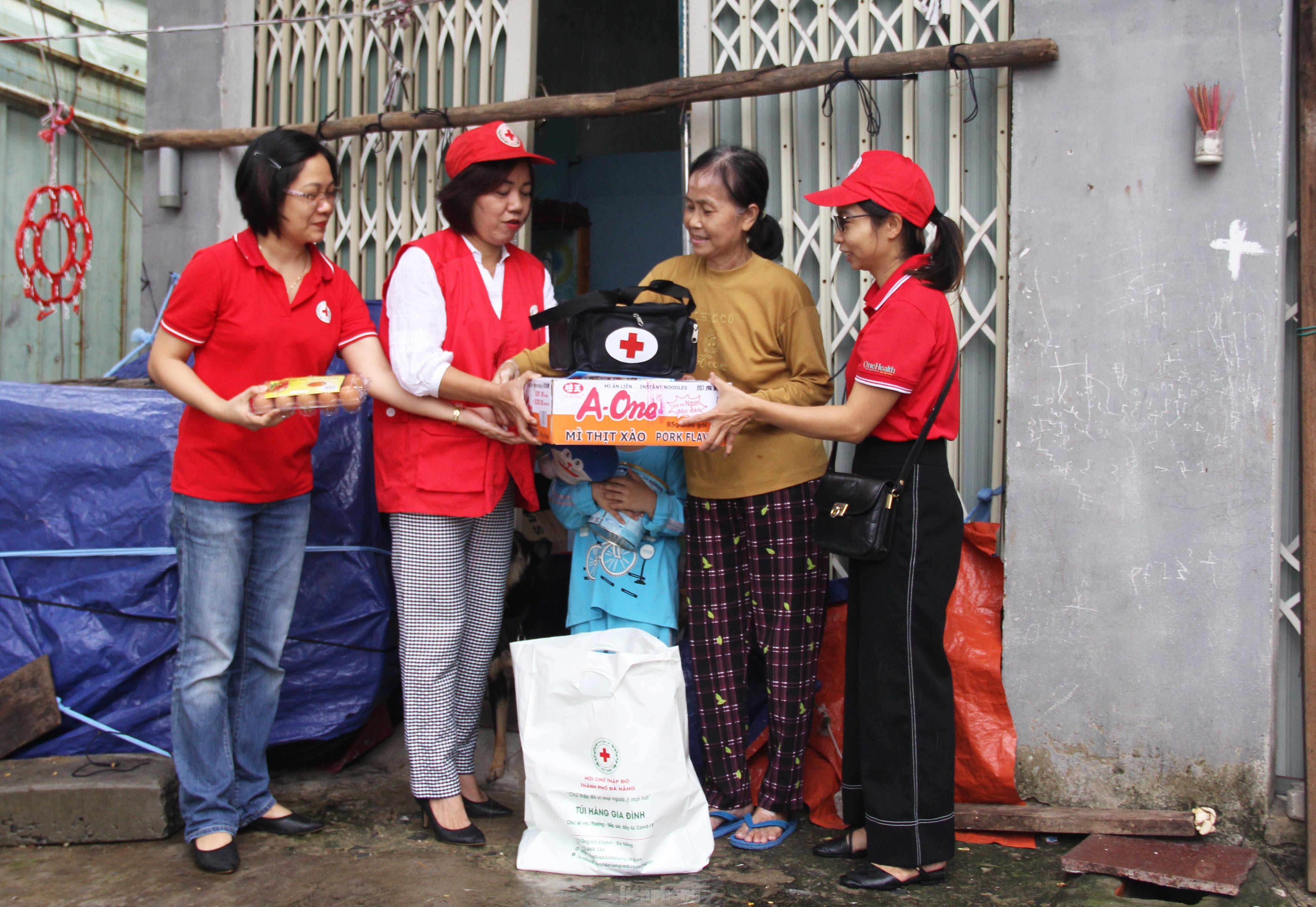 Đà Nẵng: Trao túi sơ cứu, nhu yếu phẩm giúp người dân chống bão Noru