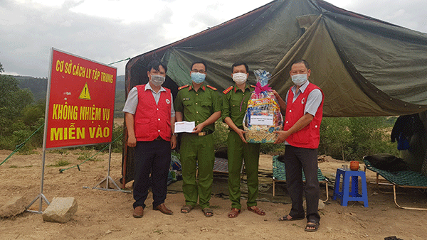 Phú Yên: Chia sẻ khó khăn với lực lượng phòng chống dịch Covid-19 