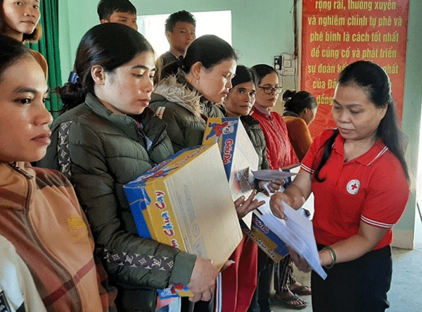 Kon Tum: Hỗ trợ 140 suất quà cho hộ nghèo xã La Dêê, huyện Nam Giang, tỉnh Quảng Nam