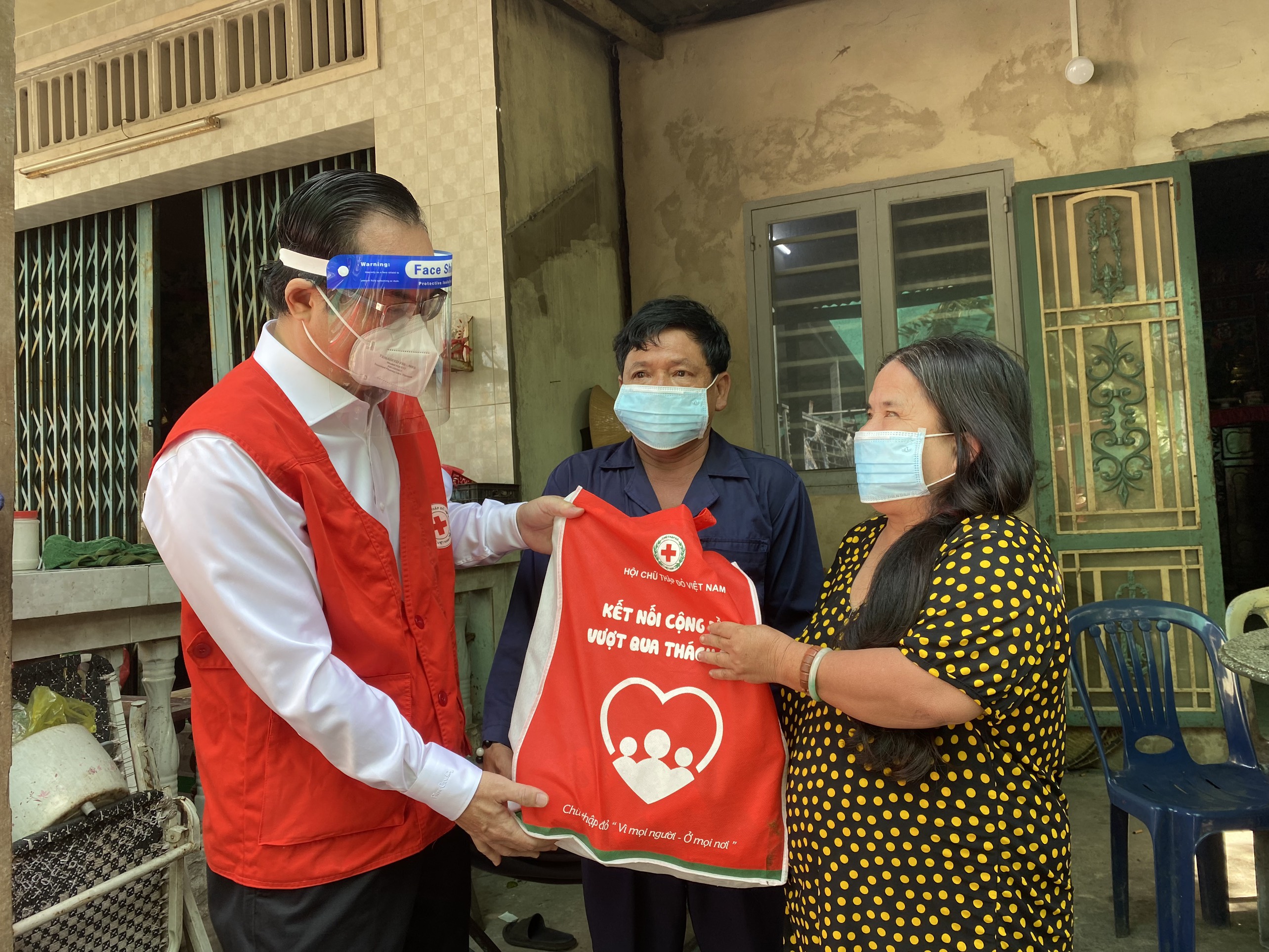 Hội Chữ thập đỏ Việt Nam: Tặng 3.000 “Túi hàng gia đình Chữ thập đỏ” hỗ trợ người dân bị ảnh hưởng bởi dịch bệnh Covid - 19 trên địa bàn TP.Hồ Chí Minh