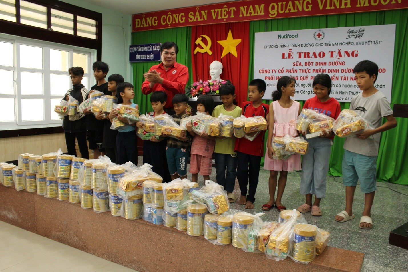 Ninh Thuận: Thăm, tặng quà cho các cháu mồ côi, người già neo đơn tại Trung tâm Công tác xã hội hội tỉnh