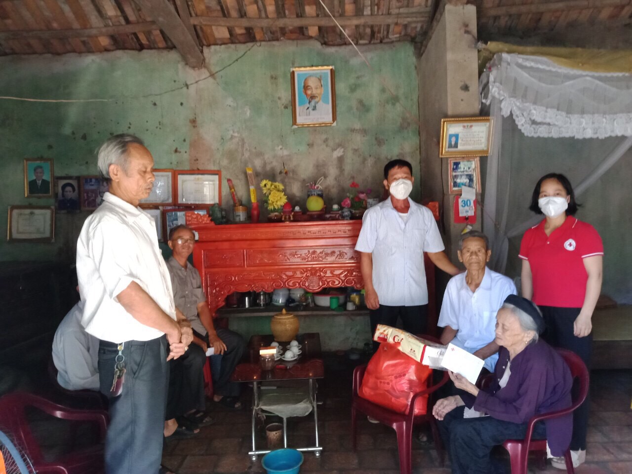 Bắc Giang: Tặng quà nhân Ngày “Quốc tế Người cao tuổi 1/10  và tháng hành động vì Người cao tuổi”