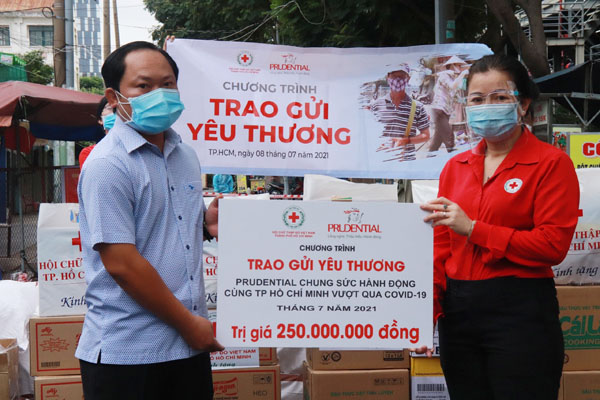 TP Hồ Chí Minh: 500 suất quà được chuyển đến người dân có hoàn cảnh đặc biệt khó khăn tại các khu vực phong tỏa 