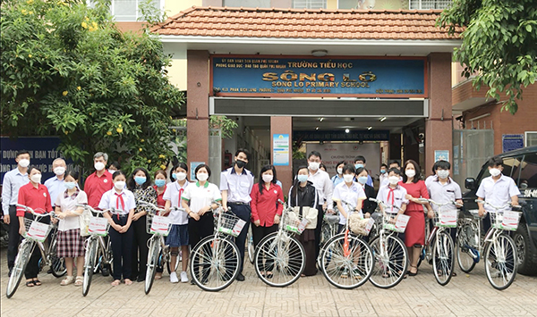 Trao tặng 140 chiếc xe đạp cho học sinh hiếu học vượt khó