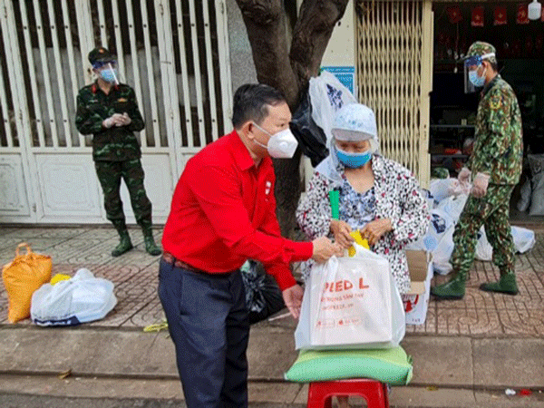 TP.Hồ Chí Minh: 200 phần quà hỗ trợ đồng bào dân tộc Hoa khó khăn bởi dịch Covid-19 trên địa bàn quận 8