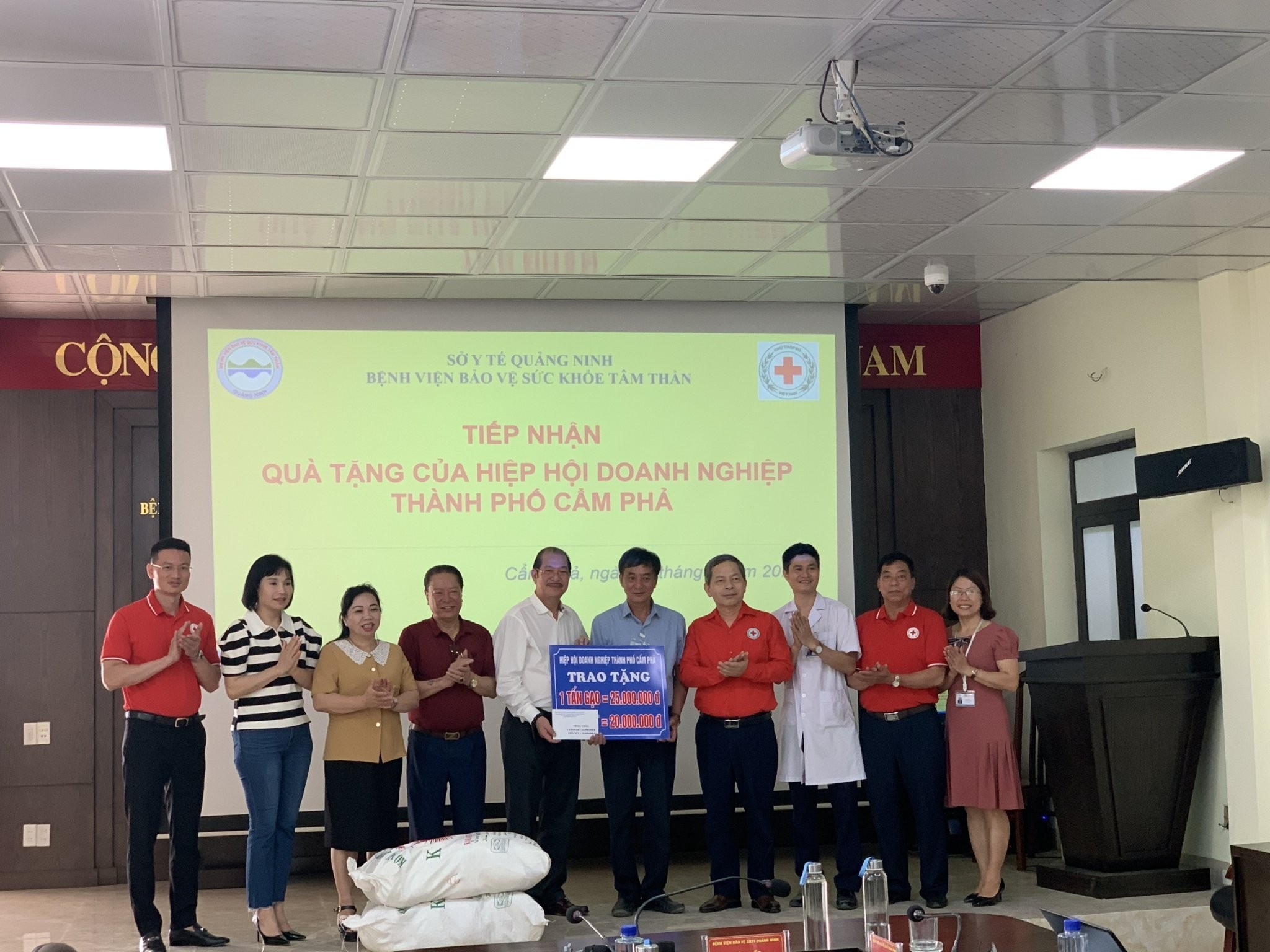 Trao 115 triệu đồng hỗ trợ hoạt động nhân đạo tại 2 bệnh viện ở Quảng Ninh