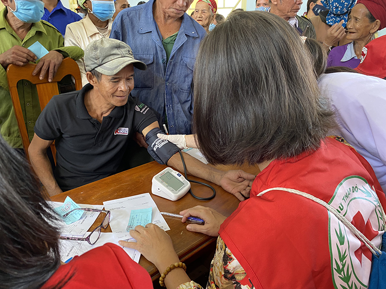 Quảng Ngãi: Khám bệnh, phát thuốc miễn phí cho 500 người dân khó khăn xã Ba Xa