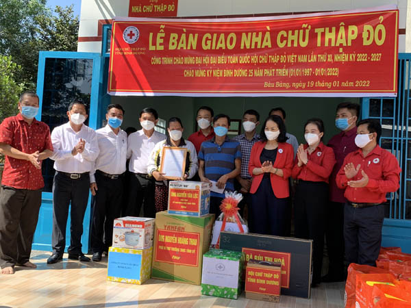 Tặng quà Tết và trao nhà Chữ thập đỏ cho hộ gia đình khó khăn huyện Bàu Bàng