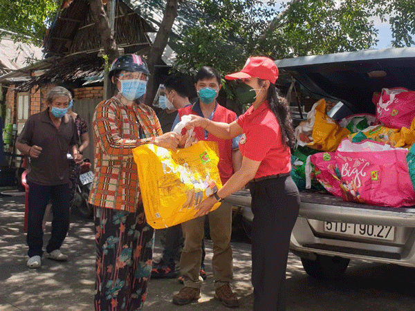 TP.Hồ Chí Minh: 1.000 suất quà hỗ trợ người dân có hoàn cảnh khó khăn tại các khu vực “vùng đỏ”