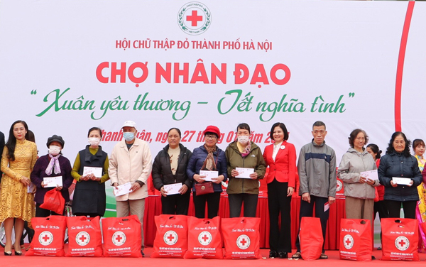 Hội Chữ thập đỏ Thành phố Hà Nội: Rộn ràng phiên Chợ yêu thương 