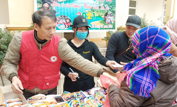 Hội Chữ thập đỏ huyện Đà Bắc (Hoà Bình): Rộn ràng phiên chợ tình người vùng cao