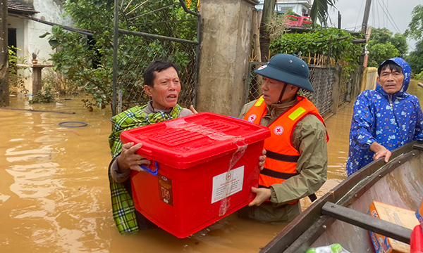 Chùm ảnh: Trung ương Hội Chữ thập đỏ Việt Nam cứu trợ người dân Quảng Bình, Quảng Trị