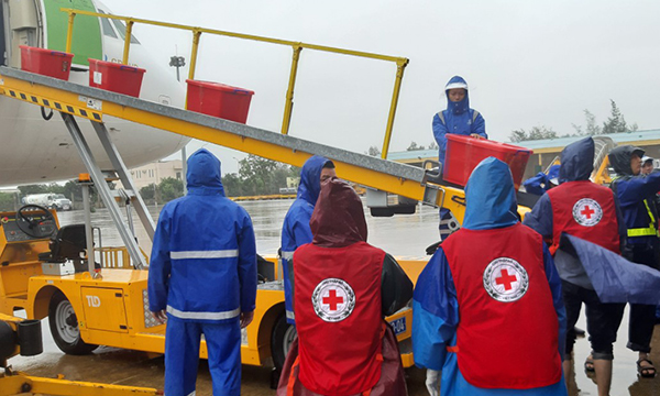 Chùm ảnh: Bamboo Airway vận chuyển miễn phí hàng cứu trợ của Hội Chữ thập đỏ Việt Nam