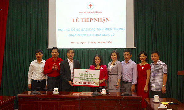Hà Nam: Ủng hộ 800 triệu đồng giúp đỡ đồng bào miền Trung