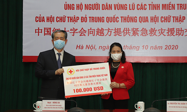 Tiếp nhận 100.000 USD từ Hội Chữ thập đỏ Trung Quốc ủng hộ nhân dân vùng lũ miền Trung Việt Nam
