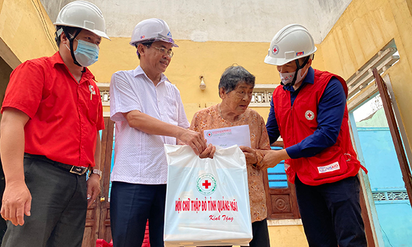 Chùm ảnh Hội Chữ thập đỏ Việt Nam: Cứu trợ người dân bị thiệt hại bởi bão số 9 tại tỉnh Quảng Ngãi, Bình Định, Phú Yên, Nghệ An